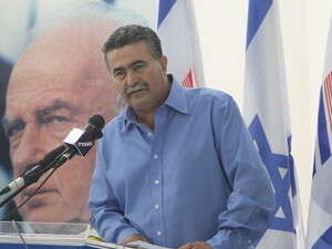 עמיר פרץ מודיע על התמודדותו לראשות מפלגת העבודה עמיר פרץ מודיע על התמודדותו לראשות מפלגת העבודה