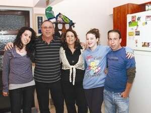 משפחת מיטרני בביתה בכפר גליקסון משפחת מיטרני בביתה בכפר גליקסון