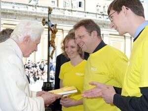 האפיפיור מקבל את המדריך לבני הנוער. האפיפיור מקבל את המדריך לבני הנוער.