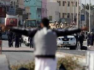 מפגין מול כוחות הביטחון בבחריין. מפגין מול כוחות הביטחון בבחריין.