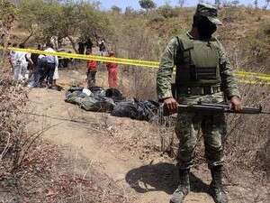 חייל ליד אחד הקברים שהתגלו. חייל ליד אחד הקברים שהתגלו.