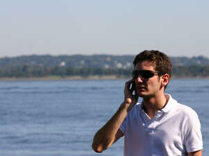 מדבר בסלולרי. למצולם אין קשר לידיעה. מדבר בסלולרי. למצולם אין קשר לידיעה.