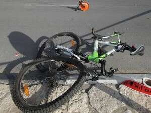 אופני הרוכב על הכביש לאחר התאונה באשקלון, היום. אופני הרוכב על הכביש לאחר התאונה באשקלון, היום.