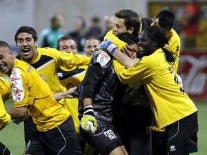 שחקני נתניה חוגגים ניצחון ראשון העונה שחקני נתניה חוגגים ניצחון ראשון העונה