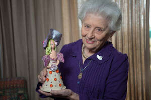 מגיע לה להנות. דיין מגיע לה להנות. דיין