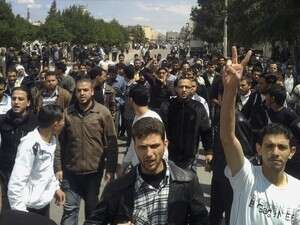 מפגינים נגד אסד בעיר חומס בסוריה מפגינים נגד אסד בעיר חומס בסוריה