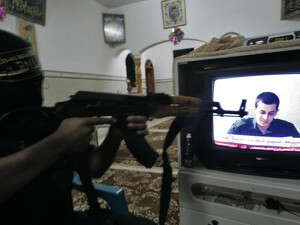 חמושים של הג'יהאד האיסלאמי צופים בסרטון של גלעד שליט חמושים של הג'יהאד האיסלאמי צופים בסרטון של גלעד שליט