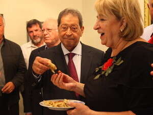 בנימין בן אליעזר חוגג מימונה בגן יבנה בנימין בן אליעזר חוגג מימונה בגן יבנה