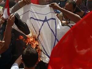 מפגינים מצרים שורפים את דגל ישראל. מפגינים מצרים שורפים את דגל ישראל.