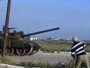 אזרח משליך אבן על טנק בדרעא. אזרח משליך אבן על טנק בדרעא.