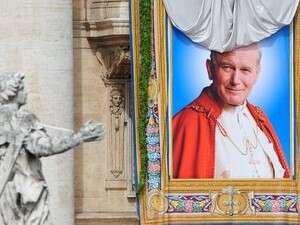 תמונתו של יוחנן פאולוס השני נחשפת בוותיקן. תמונתו של יוחנן פאולוס השני נחשפת בוותיקן.