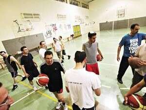 מתפללי קבוצת הכדורסל של בית הכנסת ''חומת שמואל'', אתמול מתפללי קבוצת הכדורסל של בית הכנסת ''חומת שמואל'', אתמול