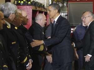 הנשיא אובמה נפגש עם כבאים בניו יורק לאחר חיסול בן-לאדן. הנשיא אובמה נפגש עם כבאים בניו יורק לאחר חיסול בן-לאדן.