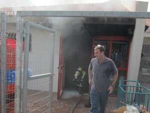 פועלים לכיבוי השריפה בגן הילדים בניר גלים, היום פועלים לכיבוי השריפה בגן הילדים בניר גלים, היום