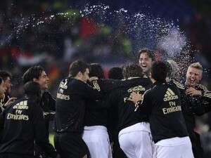 מילאן חוגגת אליפות. שברו את הבצורת מילאן חוגגת אליפות. שברו את הבצורת