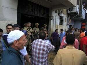 חיילים ליד הכנסייה שנשרפה בקהיר. חיילים ליד הכנסייה שנשרפה בקהיר.