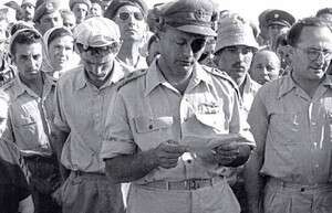 הרמטכ''ל משה דיין על קברו הטרי של סגן רועי רוטברג, אפריל 1956, נחל עוז הרמטכ''ל משה דיין על קברו הטרי של סגן רועי רוטברג, אפריל 1956, נחל עוז
