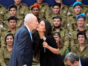 הנשיא פרס עם מירי מסיקה בטקס הנשיא פרס עם מירי מסיקה בטקס