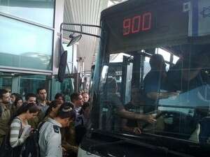 עומס בתחנות האוטובוסים בעקבות השביתה ברכבת עומס בתחנות האוטובוסים בעקבות השביתה ברכבת