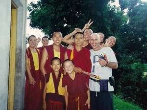 עם הנזירים. אני מגלה להפתעתי שאין להם פספורט בכלל. כפליטים אין הם זכאים עם הנזירים. אני מגלה להפתעתי שאין להם פספורט בכלל. כפליטים אין הם זכאים