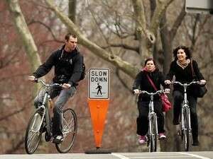 רוכבים ליד הסנטרל פארק בניו יורק. רוכבים ליד הסנטרל פארק בניו יורק.