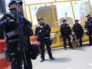 שוטרים מאבטחים בניו יורק. שוטרים מאבטחים בניו יורק.