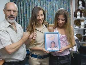 אביה ויעל דסאו עם תמונת אחיהן ועם אלי בן זיקרי אביה ויעל דסאו עם תמונת אחיהן ועם אלי בן זיקרי