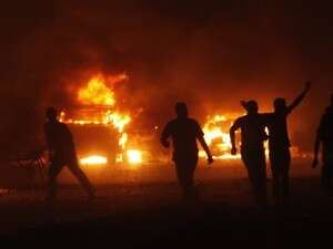 מפגינים מעלים באש כלי רכב בקהיר. מפגינים מעלים באש כלי רכב בקהיר.