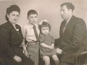 סימה אורן בילדותה עם אחיה והוריה סימה אורן בילדותה עם אחיה והוריה