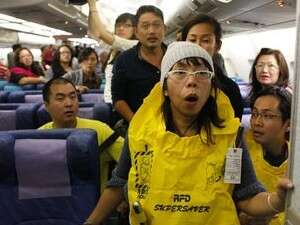 הנוסעים המפוחדים במטוס. הנוסעים המפוחדים במטוס.