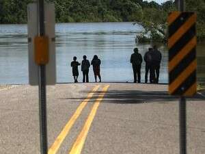 תושבים בקרוץ ספרינגס מביטים על הנהר. תושבים בקרוץ ספרינגס מביטים על הנהר.