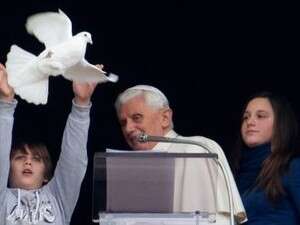 האפיפיור עם ילדים בוותיקן. האפיפיור עם ילדים בוותיקן.