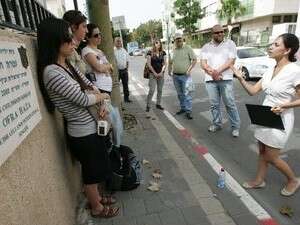 הסיור בשכונת התקווה, ליד בית עפרה חזה הסיור בשכונת התקווה, ליד בית עפרה חזה