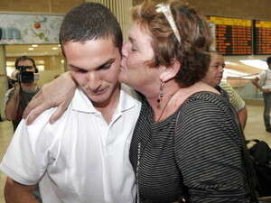 בתיה סהר עם בנה, בן סהר. טס לצרפת בתיה סהר עם בנה, בן סהר. טס לצרפת