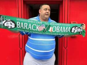 תושב מוניגל ממתין לאובמה. תושב מוניגל ממתין לאובמה.