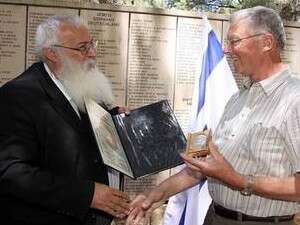 קייס וויטה, בנם של חסידי אומות העולם מקבל את אות בשם הוריו המנוחים, היום. קייס וויטה, בנם של חסידי אומות העולם מקבל את אות בשם הוריו המנוחים, היום.