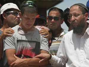 בנו של הרב סופד לאביו בנו של הרב סופד לאביו