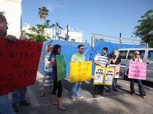 הפגנה ליד מתקן הכליאה של עובדים זרים בנתב''ג הפגנה ליד מתקן הכליאה של עובדים זרים בנתב''ג