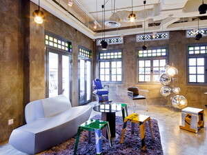 גלאם תעשייתי. הלאונג'. גלאם תעשייתי. הלאונג'.