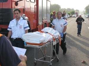 פינוי ההרוג מתאונת דרכים ליד גשר אריק פינוי ההרוג מתאונת דרכים ליד גשר אריק