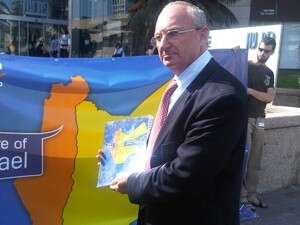 ח''כ אלדד בפתח שגרירות ירדן ח''כ אלדד בפתח שגרירות ירדן