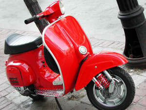 האופנוע חוסם את המדרכה האופנוע חוסם את המדרכה