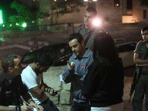 אקי אבני מתושאל על ידי שוטרים מחוץ לתיאטרון הסמטה ביפו, הערב. אקי אבני מתושאל על ידי שוטרים מחוץ לתיאטרון הסמטה ביפו, הערב.