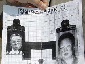 קים ואביו בתור מטרות. קים ואביו בתור מטרות.