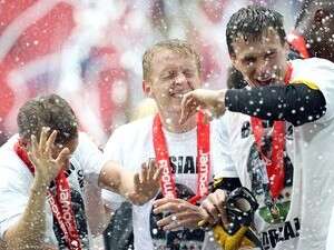 סוונסי חוגגת עלייה לליגה של הגדולות. שאפו סוונסי חוגגת עלייה לליגה של הגדולות. שאפו