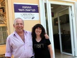 מושיק וגילי טימור, ליד התחנה החדשה מושיק וגילי טימור, ליד התחנה החדשה