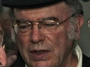 מוטי עומר, באמצע. מוטי עומר, באמצע.