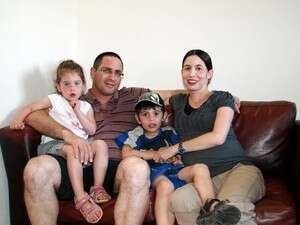 משפחת גנות בביתה בקיבוץ לביא צילום: נחמן גלבוע משפחת גנות בביתה בקיבוץ לביא צילום: נחמן גלבוע