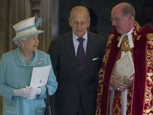 המלכה אליזבת והנסיך פיליפ בטקס בכנסייה. המלכה אליזבת והנסיך פיליפ בטקס בכנסייה.