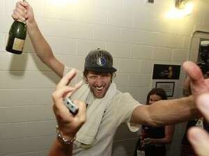 נוביצקי אחרי הזכיה באליפות. מעדיף את צד ימין נוביצקי אחרי הזכיה באליפות. מעדיף את צד ימין